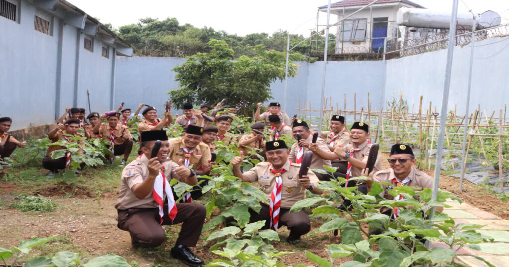 Lapas Narkotika Karang Intan Panen Terong Melimpah: Partisipasi WBP Pramuka Jadi Garda Terdepan Kemandirian Pangan