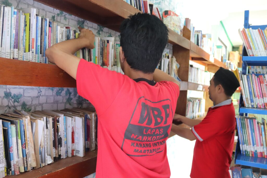 Tingkatkan Minat Baca, WBP Lapas Narkotika Karang Intan Padati Perpustakaan