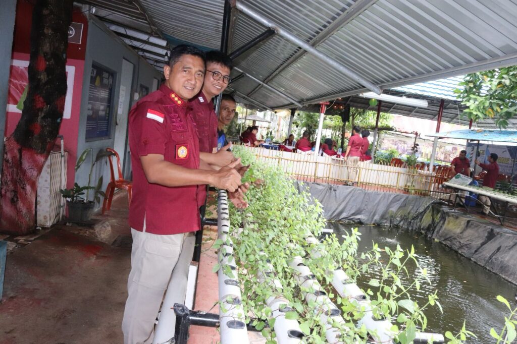 Kalapas Karang Intan Tinjau Budidaya Hidroponik Daun Mint, Dorong Pemanfaatan Tanaman Herbal oleh WBP