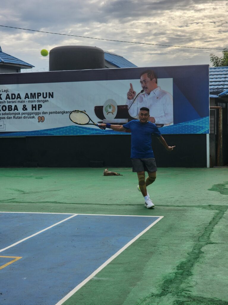 Kalapas Narkotika Karang Intan Main Tenis Pagi Bersama Warga Binaan, Jaga Kebugaran dan Bangun Semangat Positif