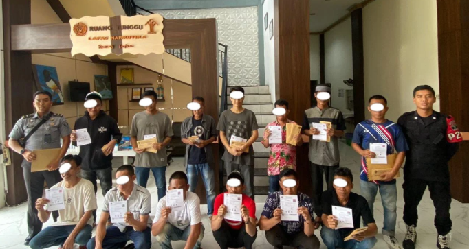 Wujud Nyata Sistem Pemasyarakatan, 13 WBP Lapas Narkotika Karang Intan Diberi Kesempatan Kembali ke Masyarakat