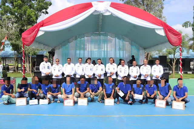 Pembagian Hadiah dan Canda Tawa Semarakkan Penutupan HUT RI ke-80 di Lapas Narkotika Karang Intan