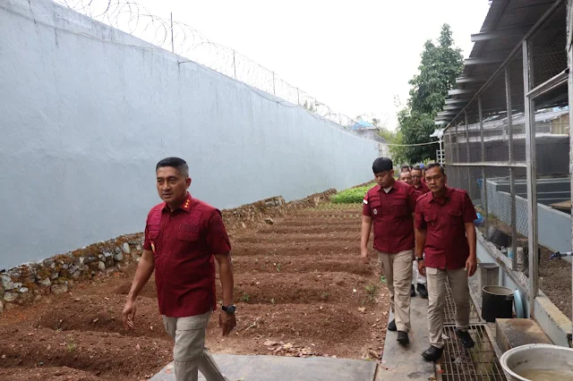 Kalapas Narkotika Karang Intan Lakukan Trolling Lingkungan Area Tembok Dalam (Branggang) Demi Jaga Keamanan dan Kebersihan
